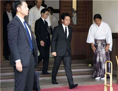 日本防衛大臣小泉進次郎在8月15日赴東京靖國神社參拜，悼念二戰陣亡將士，紀念日本投降81週年。(路透社/達志影像)