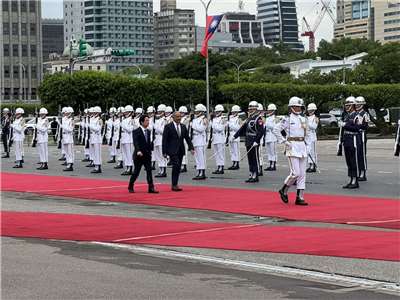 賴清德總統今天(11日)以軍禮歡迎來訪的加勒比海友邦聖文森及格瑞那丁總理傅萊德(Godwin Friday)。(劉玉秋攝)