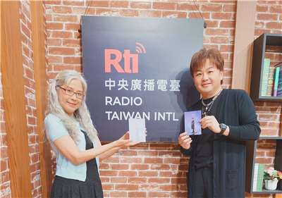 Voice to the World主持人介文 專訪歌手蘇震洋，他從《星戰擂台》冠軍到駐唱十多年，等待20多年終於發片，唱出「屬於自己的歌」《Chapter 1：光》