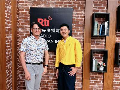 黃星達助理教授（左）與主持人內克