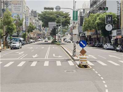清楚的道路標線與設計，能讓駕駛更快理解前方車道如何變化。圖為偏心左轉車道。(陽明交大提供)
