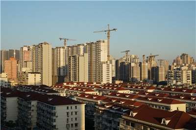 上海市住房城鄉建設管理委員會等6部門20日聯合印發「關於優化本市房地產政策措施的通知」，共5個方面8項政策措施，簡稱「滬八條」，自21日起施行。圖為上海住宅建築群。