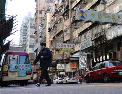 最新統計顯示，香港市民的本地消費稍降之餘，訪港旅客的消費卻大幅下滑，令本地消費市場受壓。圖為香港街頭一隅。 (圖：中央社檔案照)