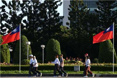 彭博報導，北京正鎖定台灣政治韌性發動資訊戰，試圖一點一滴侵蝕台灣人民對政府的信任，讓民眾認為抵抗統一徒勞無功。示意圖 (AFP)
