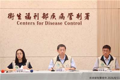 疾管署發言人林明誠(中)11日表示，預估流感將於8月下旬進入流行期。(疾管署提供)