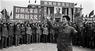 百年前新文化運動中激進的進步主義一脈，經過半個世紀的革命化、組織化、黨化歷程，在中共最高領袖的親自推動下，使一場文化運動，變成災難性的文化大革命。(AI示意圖)