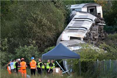英格蘭東南部路峨斯鎮(Lewes)附近13日發生通勤列車出軌事故，有11人受傷。