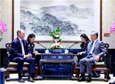 中國外交部長王毅26日在北京會見美國駐中大使龐德偉(David Perdue)。(圖:X@USAmbChina)