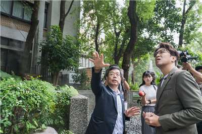 民進黨台北市長參選人沈伯洋(右)26日提出「都市微森林」政見。(圖：沈伯洋競選團隊提供)