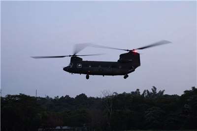 CH-47SD運輸直升機起飛，準備前往油彈補給點。(航特部提供)
