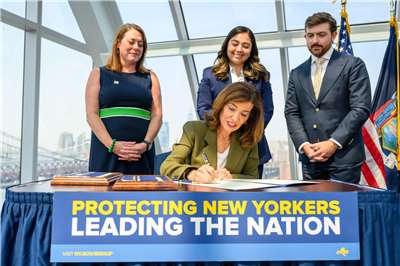 紐約州長侯可(Kathy Hochul)7月14日簽署行政命令，暫停紐約州興建用電規模達50MW(百萬瓦)以上的資料中心。  (圖:紐約州長Flickr)