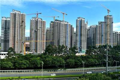 中國房市低迷，房企銷售規模進一步縮水。圖為廈門市區的一個建案。 (圖：中央社)