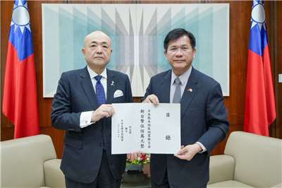 外交部長林佳龍（右）向日台交流協會代表片山和之（左）遞交新台幣500萬元賑災款。(外交部)