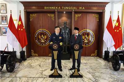中國國防部長董軍(左)在印尼雅加達與印尼國防部長夏弗里(右)會晤後舉行聯合記者會。(路透社/達志影像)