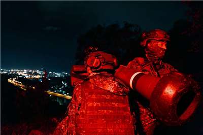 特戰官兵於夜間伏擊作戰中，操作標槍飛彈對敵車隊實施精準打擊（國防部提供）