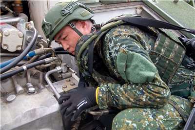 第三作戰區於北部地區實施野戰搶修演練，實施CM-32裝步戰鬥車發電機總成更換及相關機件組復作業。(圖：國防部提供)