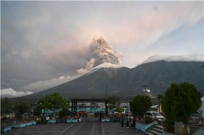 瓜地馬拉「火峰」(Fuego)火山3日上午爆發。