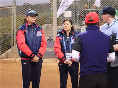 中華女壘總教練 韓幸霖  左