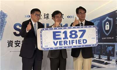 資策會20日正式啟用全球首家SEMI E187資安檢測實驗室，SEMI全球行銷長暨台灣區總裁曹世綸(左)、資策會黃仲銘董事長(中)與數位發展部林宜敬部長(右)出席啟動儀式。(蔡芃敏 攝)