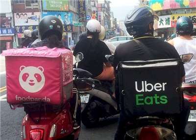 圖為外送平台Foodpanda與 Uber Eats。資料照。(圖:中央社)