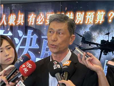 民眾黨今天(22日)舉行論壇，檢視台灣無人機產業政策，海軍退役上校辜存柱受邀出席。（趙婉淳 攝）