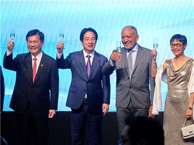 外交部舉辦台灣與聖文森建交45週年慶祝酒會，賴清德總統(左二)、聖文森及格瑞那丁總理傅萊德夫婦(右一與右二)、外長林佳龍(左一)舉杯慶祝 (央廣記者王照坤 攝)