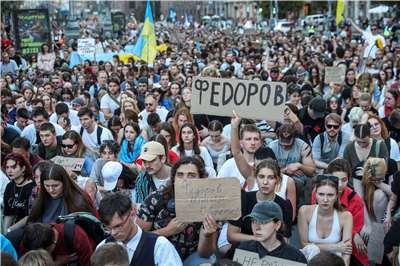 數千名烏克蘭民眾走上街頭，反對澤倫斯基(Volodymyr Zelenskiy解雇國防部長費多羅夫(Mykhailo Fedorov)。