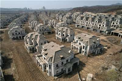 中國房地產市場萎縮，土地價格下跌。圖為中國遼寧瀋陽郊區的爛尾別墅建築工地。資料照片。