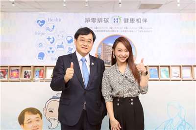 新光醫院創全台醫學中心之先，由該院副院長洪子仁(左)與主持人呂佳宜共同錄製的影音節目《子曰論健康》破百萬點閱。