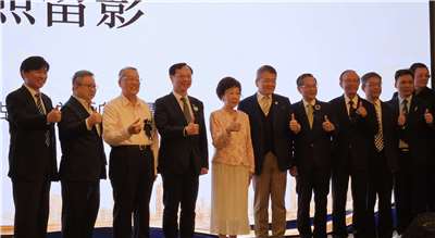衛福部長石崇良(左4)15日出席「國際生命科學暨品牌金融高峰論壇」。(劉品希 攝)