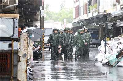 國軍協助台南火警受災戶清理環境 （南市府提供）