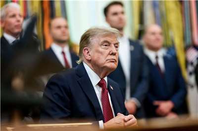 美國總統川普(Donald Trump)(圖)1日表示，在伊朗和中東地區的其他國家要求下，將暫緩新攻擊。圖為美國總統川普在白宮舉行記者會。資料照片(FB/@WhiteHouse)
