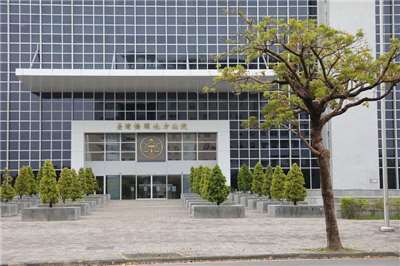 橋頭地院表示，民進黨籍高雄市議員陳明澤和莊姓營造業者共同涉犯貪污罪等，嫌疑重大，涉犯為最輕本刑5年以上有期徒刑重罪，有逃亡、勾串及滅證之虞，都遭裁定羈押禁見；全案仍可抗告。圖為橋頭地方法院外觀。