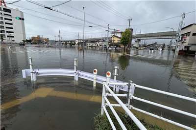 受到從日本海延伸的鋒面導入暖濕空氣等影響，福井縣出現紀錄性大雨。圖為福井縣一處十字路口被洪水淹沒。