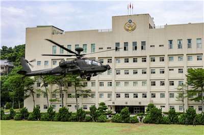 陸軍601旅所屬「阿帕契」攻擊直升機，10日於台北市文山區的海巡署執行「分散部署演練」，驗證並彰顯國軍與海巡之協作能量。(海巡署提供)