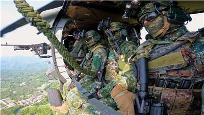 漢光42號演習，特戰官兵搭乘UH-60M直升機至目標區執行空中滲透任務。(圖：國防部提供)