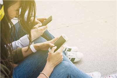 澳洲未滿16歲社群禁令於去年12月10日生效，澳洲網路監管機構7月31日表示，在這項禁令生效的3個月後，超過8成的澳洲青少年仍然使用社群媒體。示意圖。(Freepik圖庫)