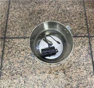 板南線台北車站旅客行動電源自燃， 經緊急處理後恢復正常。圖為行動電源浸泡冷水水桶。(台北捷運官網)