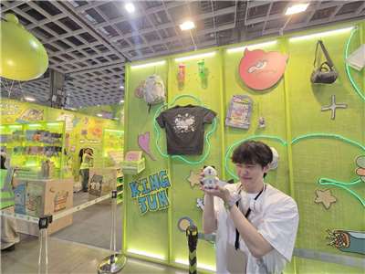 2026台灣文博會品牌商展6日在南港展覽館登場。參展的人氣插畫家KINGJUN今年也以全新IP角色「NOMA貪吃貓」打造展區，並以「欲望世界」為主題。(江昭倫 攝)