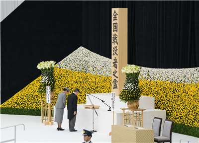 15日二戰結束81周年當天，日本天皇德仁和皇后雅子在東京千代田區日本武道館參加由日本政府主持的全國性紀念儀式，悼念310萬戰爭死難者。(AFP)