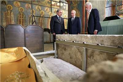 大教堂修復工程發現遺骸，俄羅斯總統普丁(Vladimir Putin)(中)20日視察中世紀戰士大公德米崔頓斯科伊(Dmitry Donskoy)被打開的石棺。