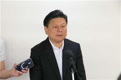 賴總統宣布明年普發現金1萬元，讓全民共享經濟成長成果。國民黨立法院黨團總召傅崐萁21日在立法院受訪表示，關於明年中央政府總預算案，國民黨團會積極審查。(趙婉淳 攝）