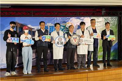 交通部8月份的道安記者會首度27日移師高雄醫學大學舉行，並發表首支「機車安全宣導片」，透過高醫在醫療急救現場的第一視角，讓廣大的機車族了解：當車速達90公里時就可能造成終生遺憾。(吳琍君攝)