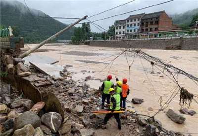 中國陝西省受到暴雨與洪水襲擊，造成當地道路橋樑受損、斷訊斷電。(圖取自微博)