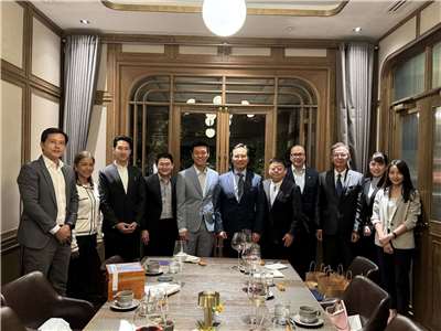 泰國最大在野黨、人民黨黨魁納塔蓬(Natthaphong Ruengpanyawut)20日晚間與駐泰代表藍夏禮及代表處一行人共進晚餐。(圖：Natthaphong Ruengpanyawut臉書)