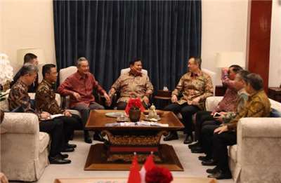 根據中國外交部官網22日發布，印尼總統普拉伯沃(Prabowo Subianto)21日在雅加達官邸會見中國外交部長王毅及國防部長董軍。(圖：中國外交部官網)