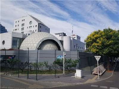 以色列在今年6月首次宣佈閉館消息，駐成都總領事館於7月正式停止運作。圖為以色列駐華使館外觀。(圖：維基百科)