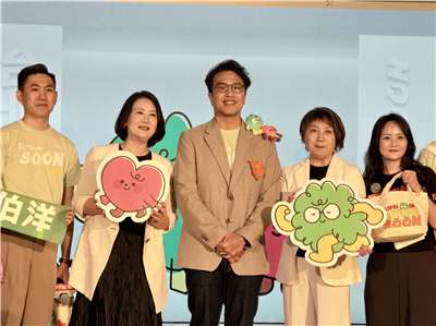 民進黨台北市長參選人沈伯洋(中)25日召開記者會公布「洋流」競選小物及兩位競選發言人蔡一愷(左)及林昱彤(右)。(鄭佑漢 攝)