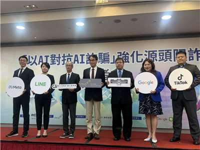數發部長林宜敬(左4)強調，面對詐騙，網路平台不能只是旁觀者，更應積極主動加入打詐行列。(謝佳興 攝)