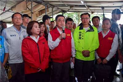 行政院長卓榮泰(中)25日前往屏東勘災，視察農損及排水工程。(圖：行政院提供)